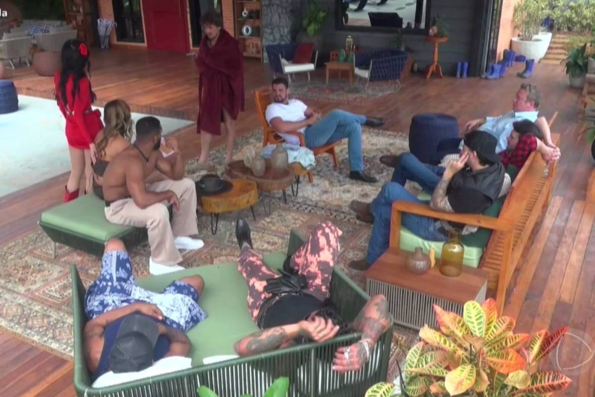 Participantes de A Fazenda 18 reunidos em clima descontraído