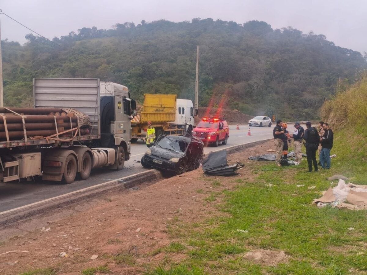 Carreta e carro envolvidos em acidente na BR-381