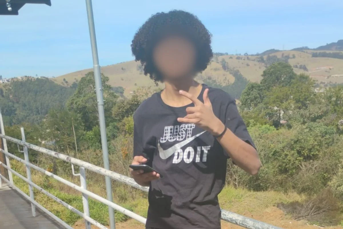 Adolescente de cabelos cacheados