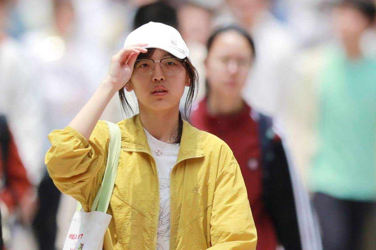Jovem caminha em rua movimentada na China