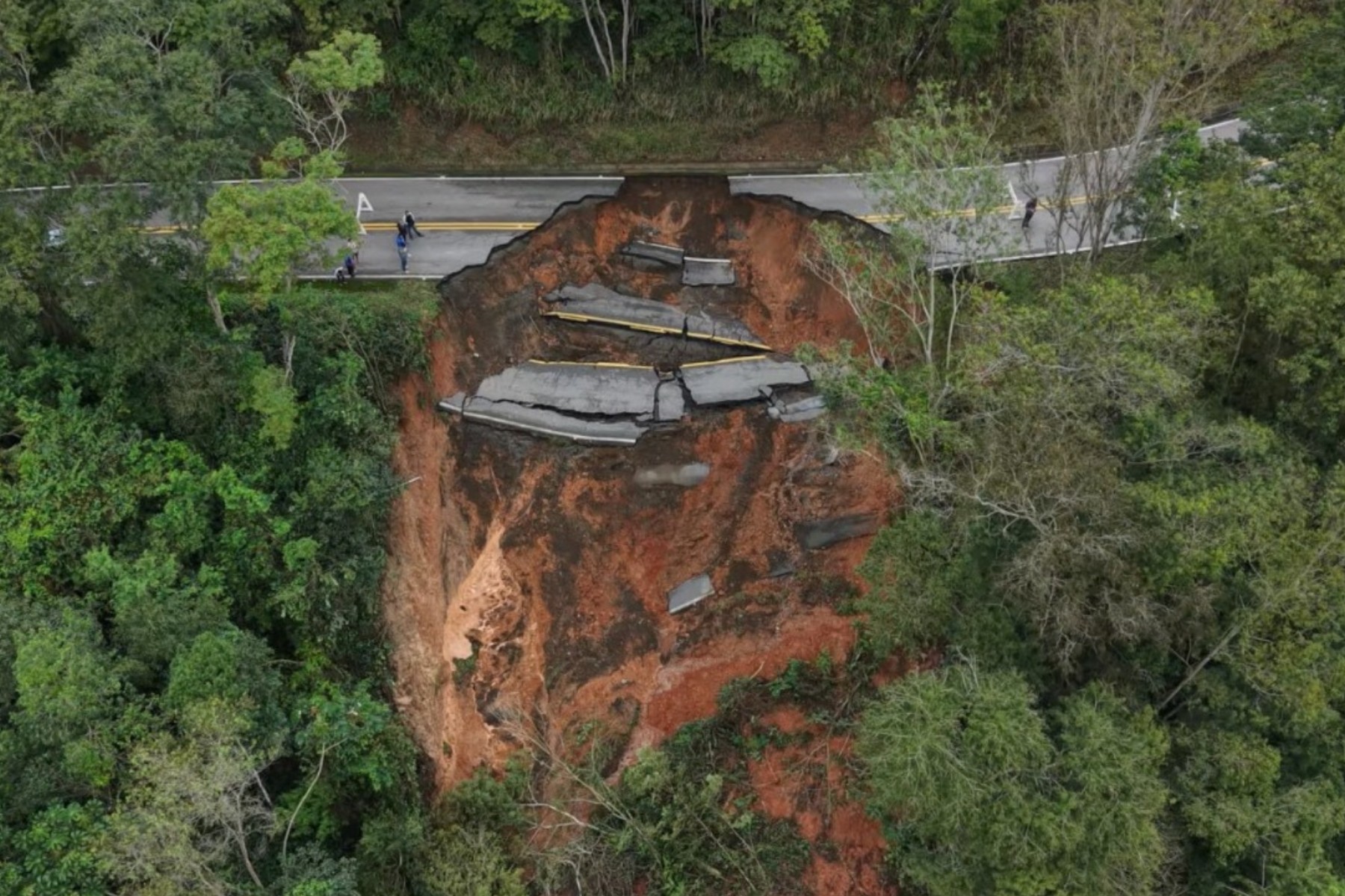 Erosão rompe trecho da BR-476 em Adrianópolis