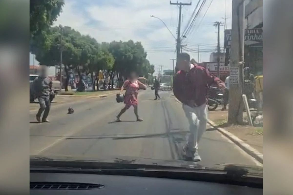 Motociclistas em frente a residência durante cobrança de dívida