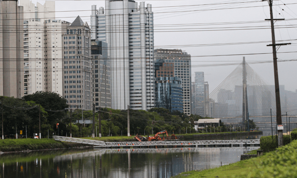 Chuva intensa sobre área urbana
