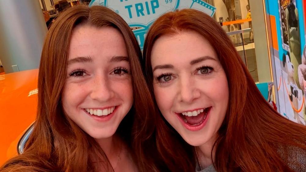Alyson Hannigan ao lado da filha Keeva