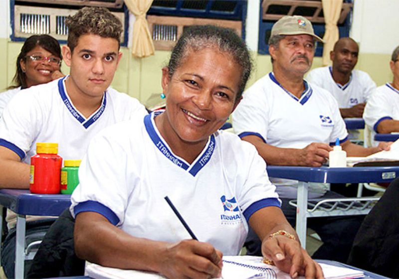 Estudantes em sala de aula da Educação de Jovens e Adultos