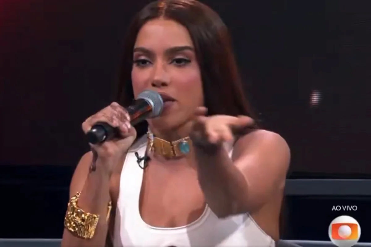 Anitta com look branco