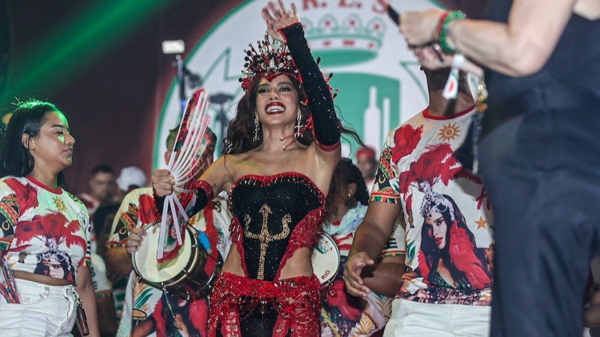 Anitta recebe a coroa de rainha de bateria da Grande Rio de Eloína dos Leopardos