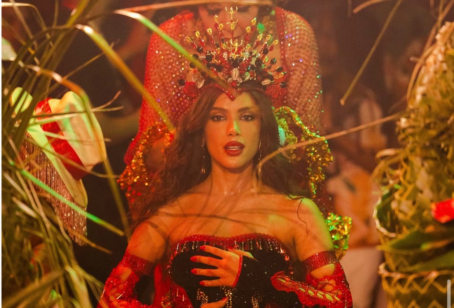 Anitta durante coroação como rainha de bateria da Grande Rio