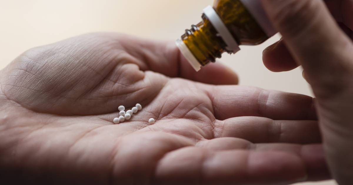 Medicamentos ao lado de bebida energética