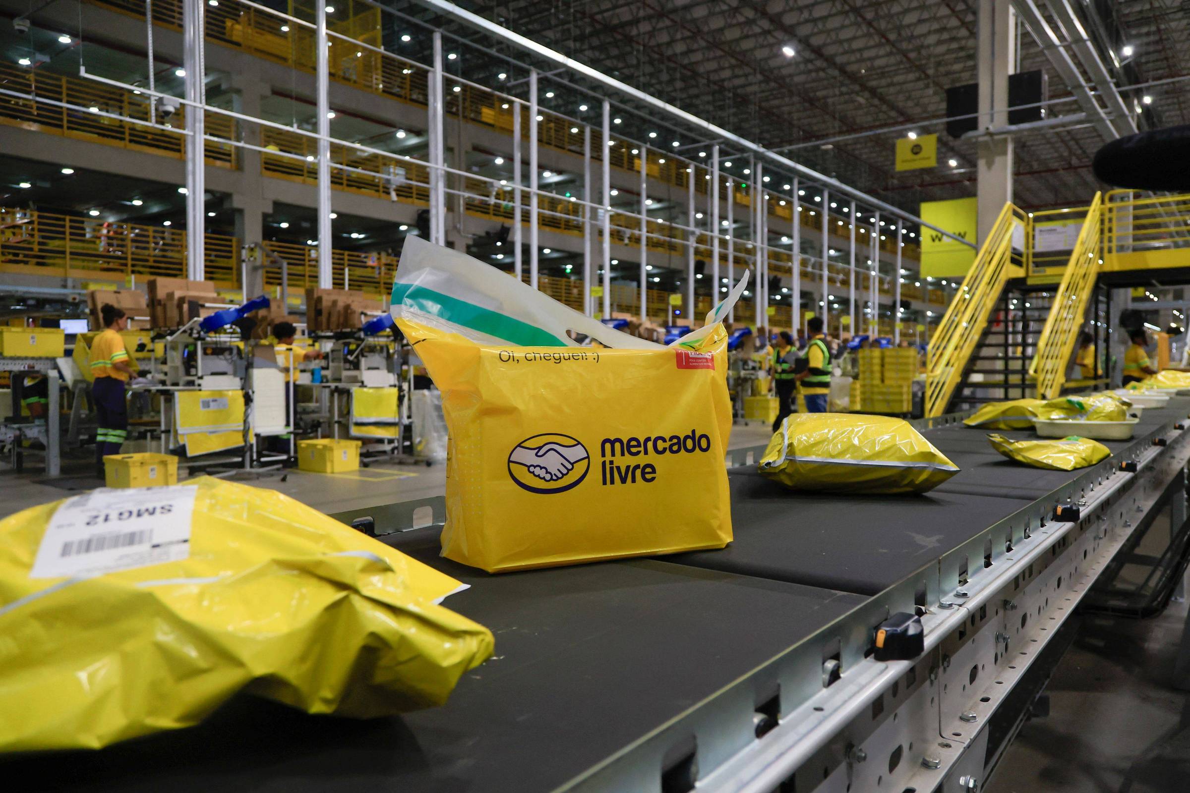 Pacotes do Mercado Livre em centro de distribuição