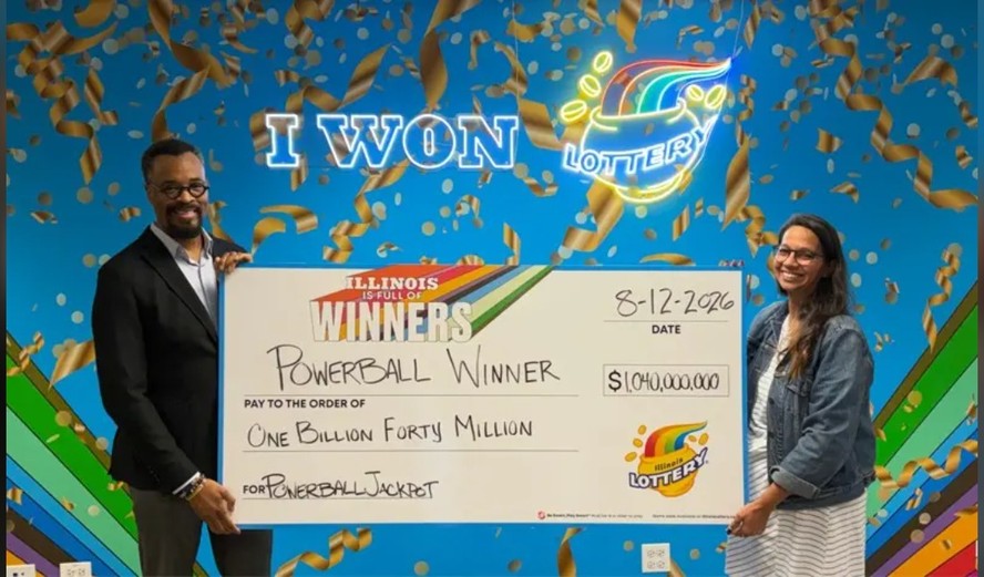 Diretor da Loteria de Illinois e gerente do Centro de Prêmios de Chicago seguram cheque da Powerball