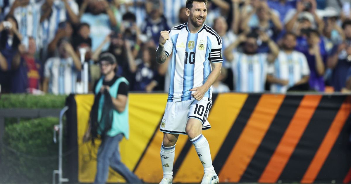 Lionel Messi com a camisa da seleção argentina