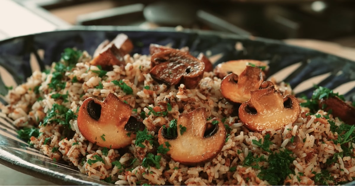 Arroz com cogumelos preparado com manteiga e salsinha