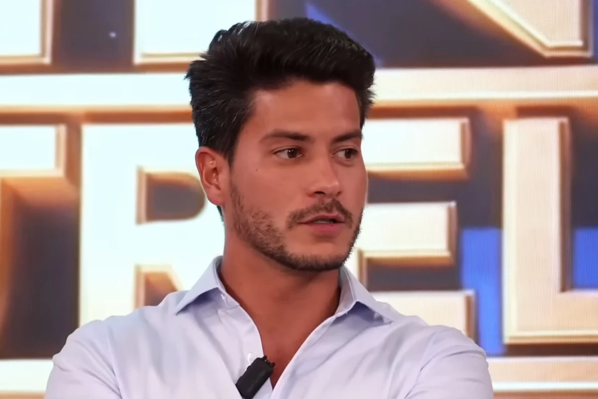 Arthur Aguiar durante entrevista
