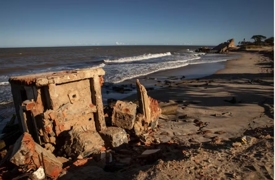 Casas destruídas pelo avanço do mar em Atafona