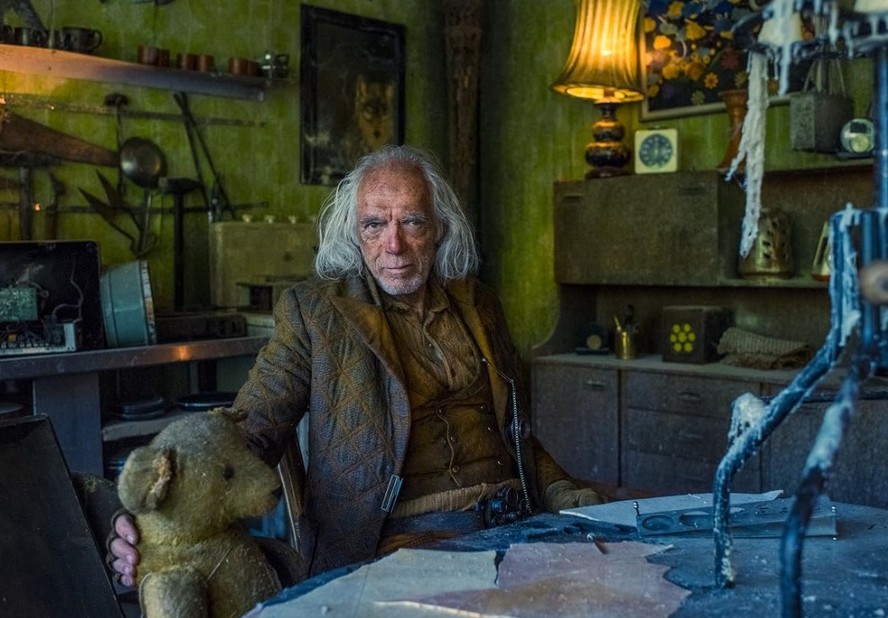 Peter Marinker em cena da série Into the Badlands