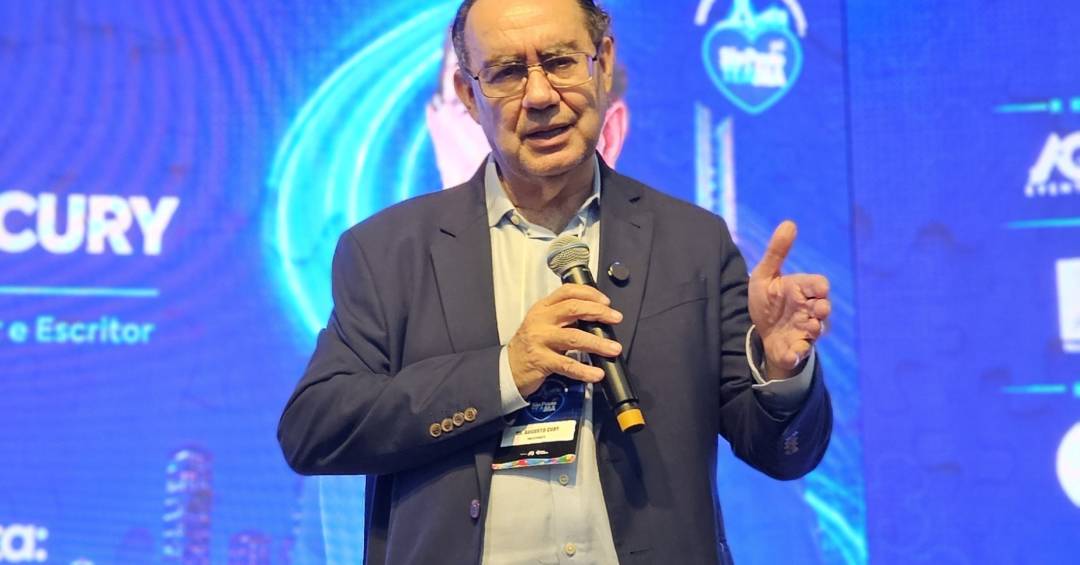 Augusto Cury durante congresso em São Paulo