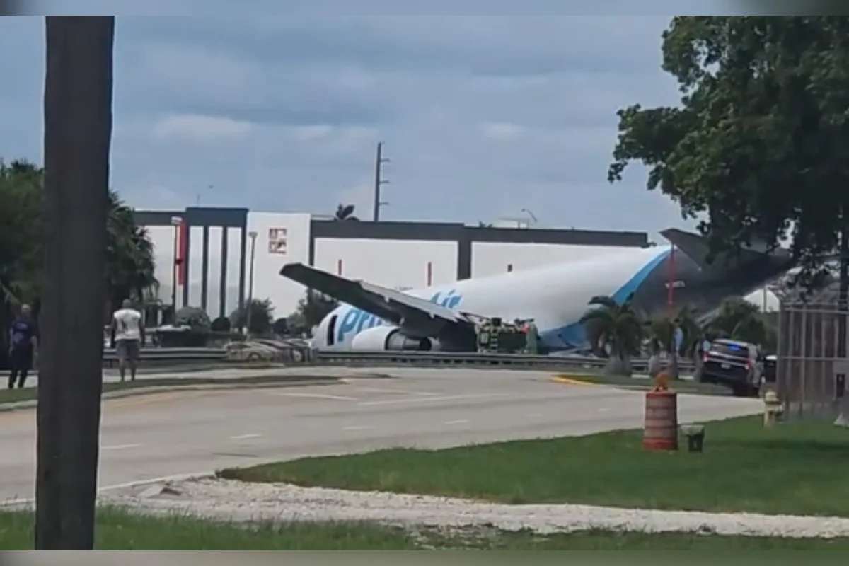 Avião de carga da Prime Air após sair da pista no Aeroporto Internacional de Miami