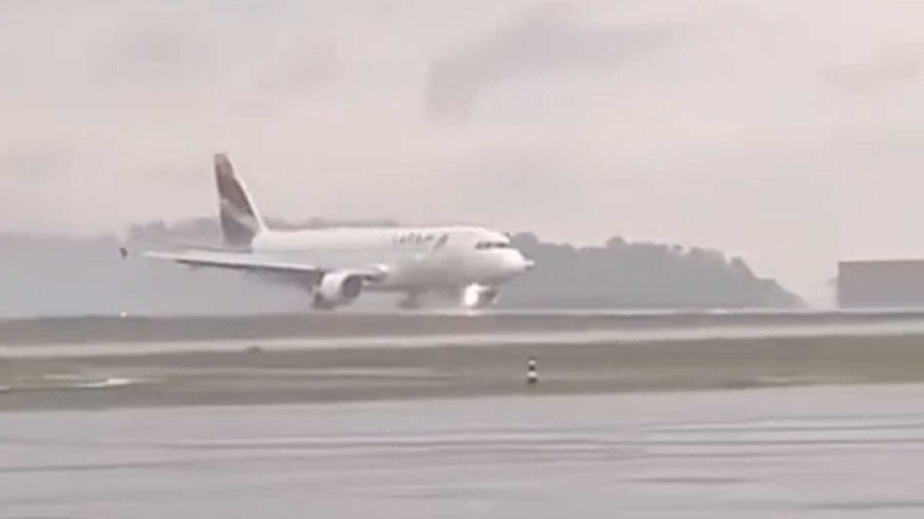 Avião da Latam parado em área de lama ao lado da pista em Cascavel