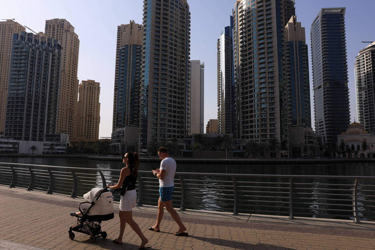 Mulher empurra carrinho de bebê em Dubai