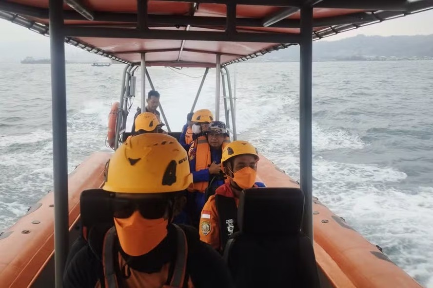 Socorristas indonésios fazem buscas no mar