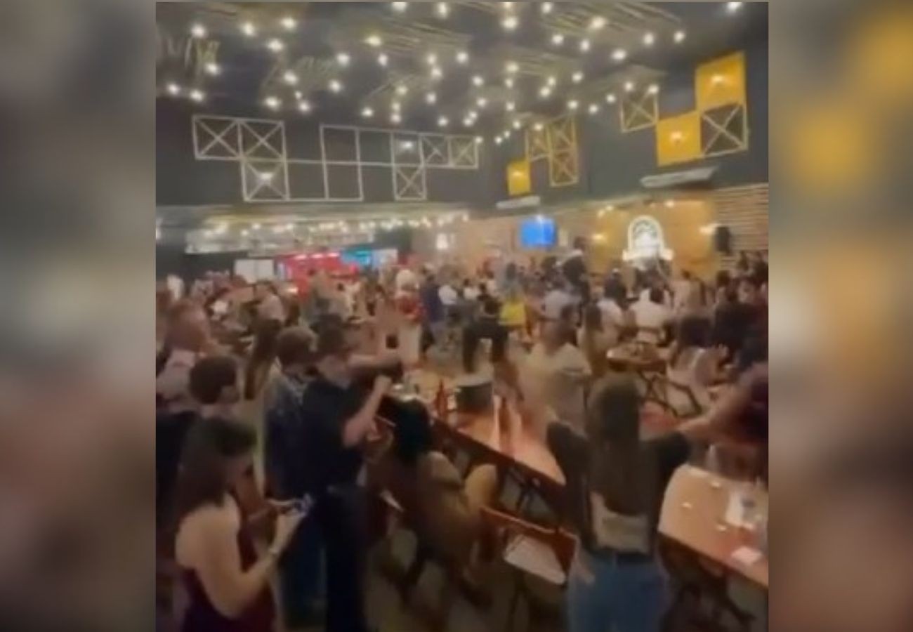 Clientes reunidos em bar durante fiscalização em Palmas