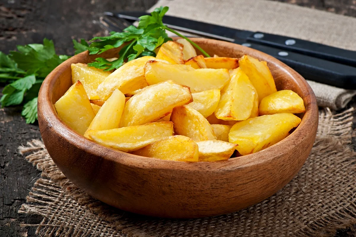 Batatas assadas douradas em assadeira