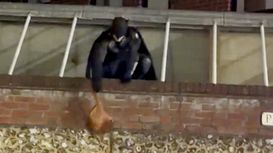 Homem fantasiado de Batman durante perseguição em Norwich