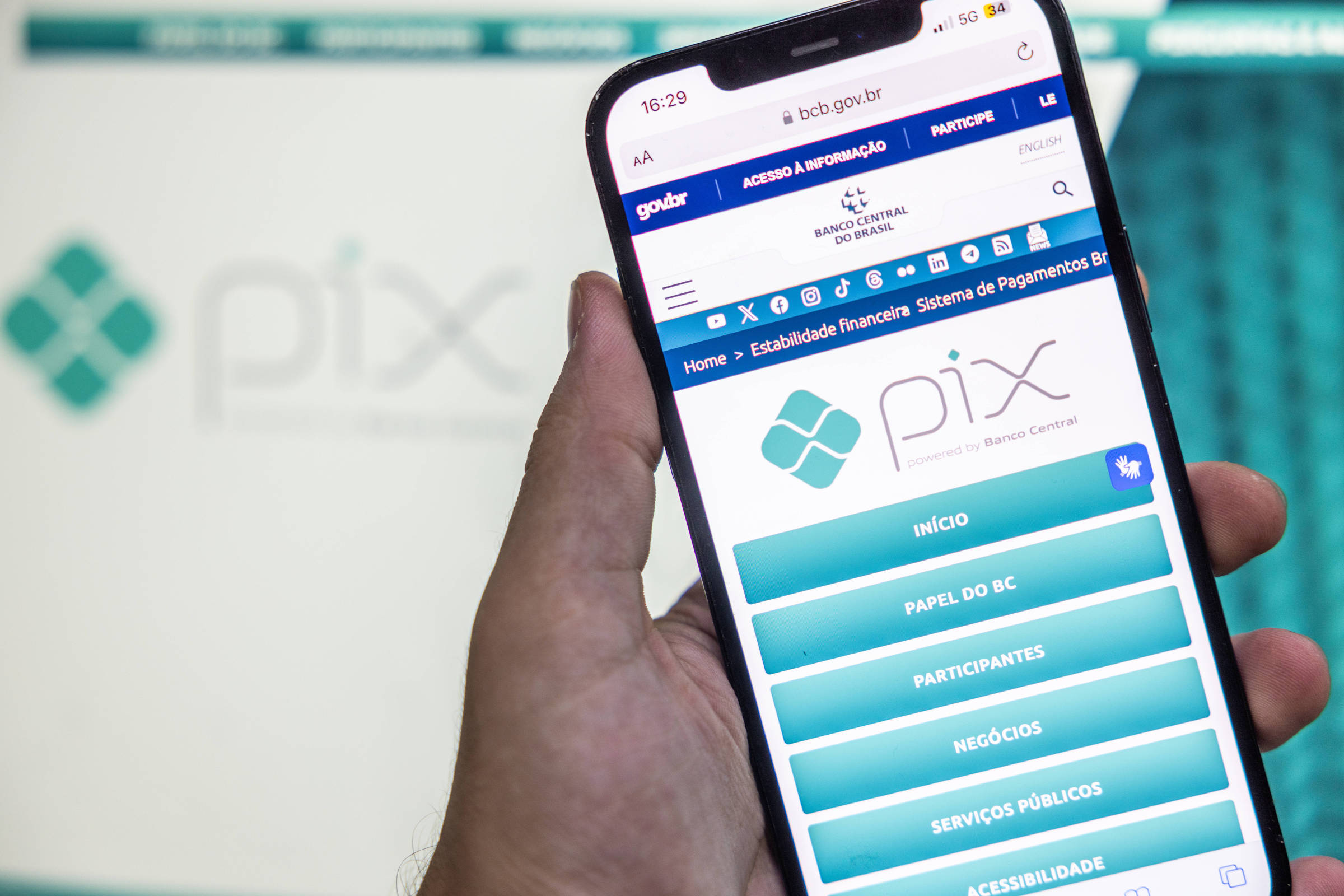 Logotipo do Pix em tela de celular