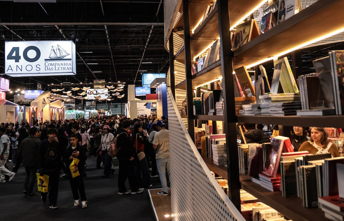 Visitantes circulam pela Bienal do Livro de São Paulo