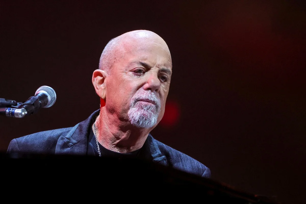 Billy Joel durante apresentação musical