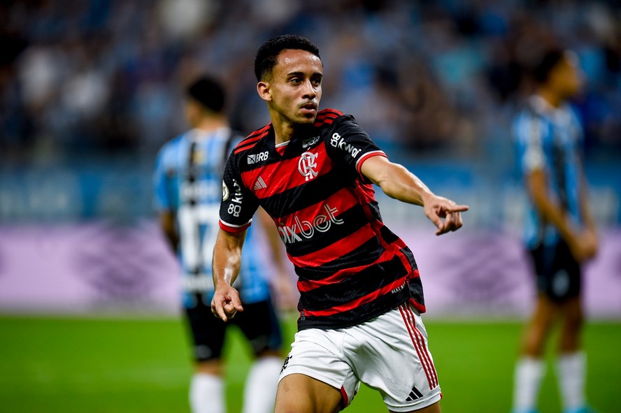 Matheus Gonçalves comemora gol pelo Flamengo contra o Grêmio
