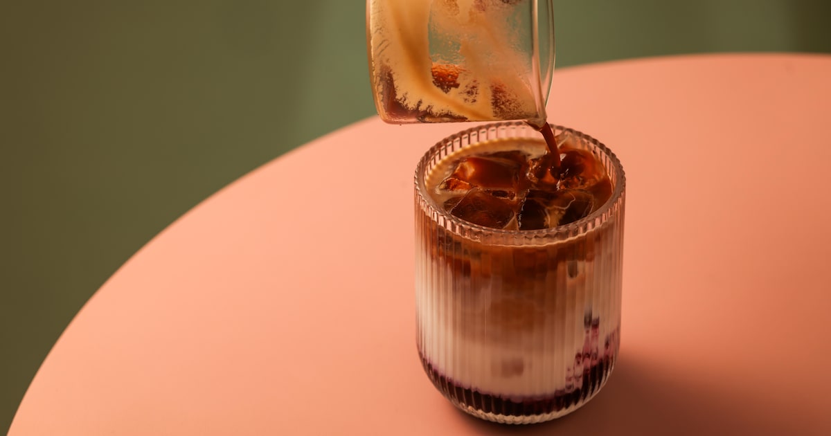 Xícara de café sobre pires