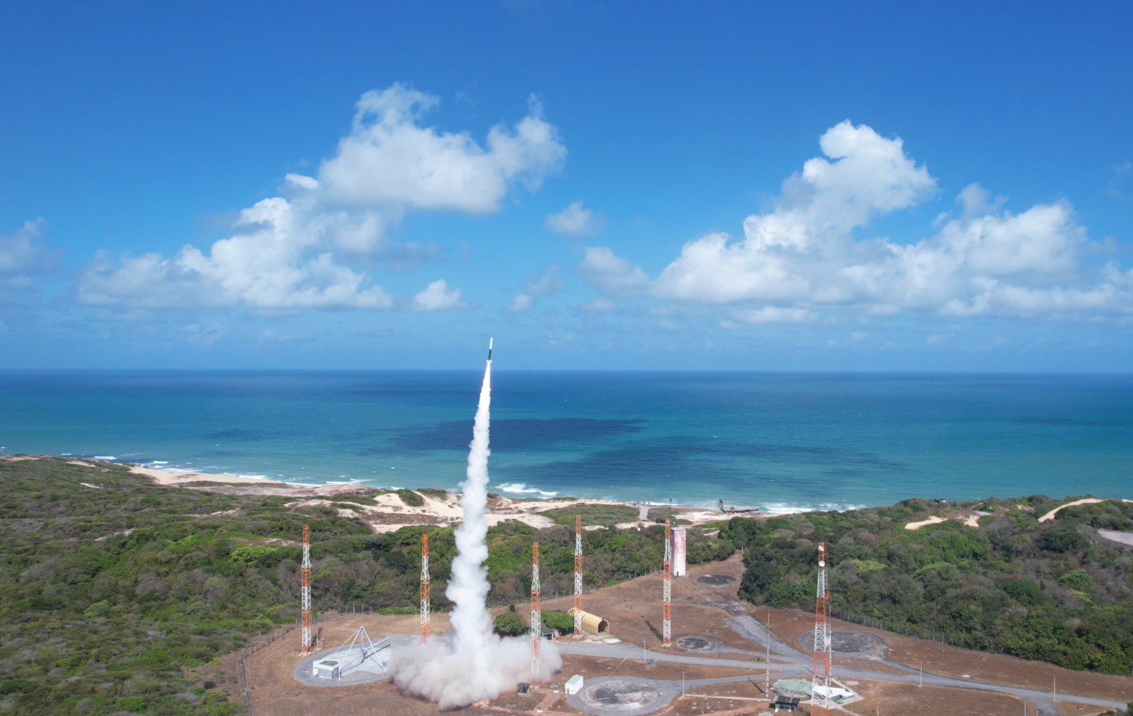 Equipe monta foguete com plataforma científica em base de lançamento