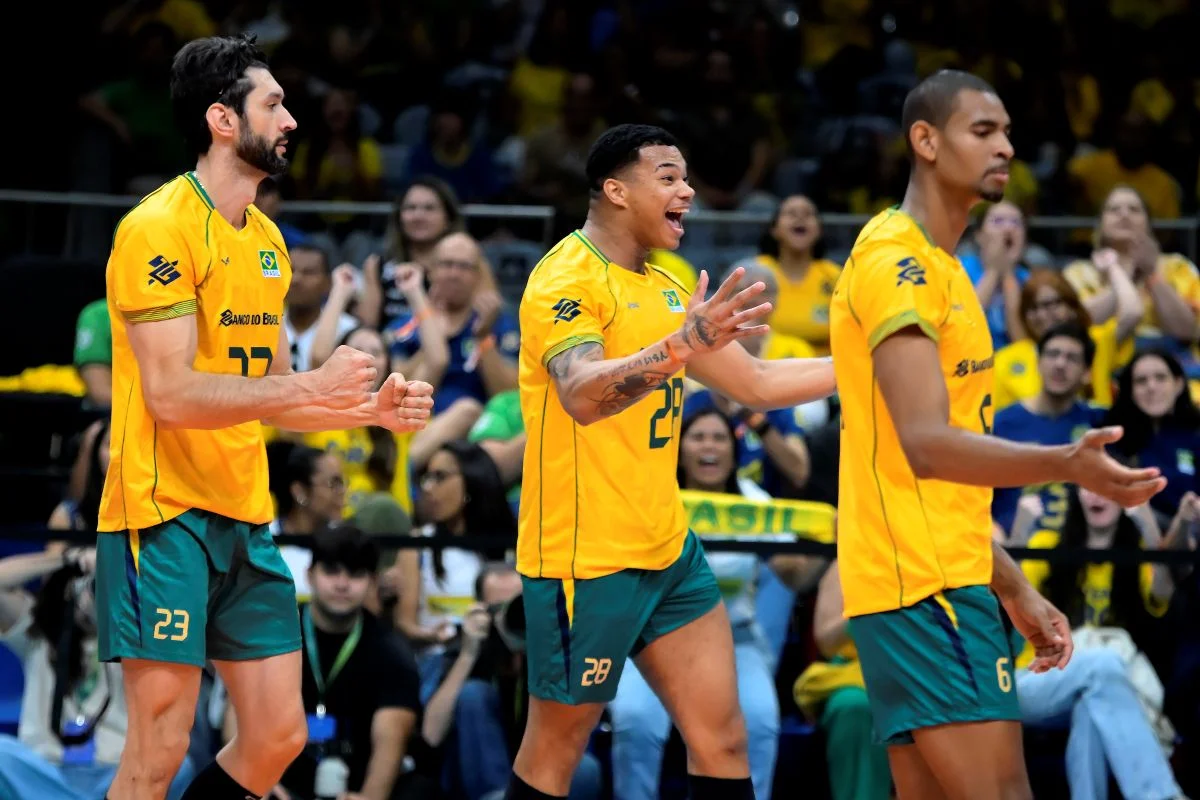 Jogadores da seleção brasileira masculina de vôlei em quadra