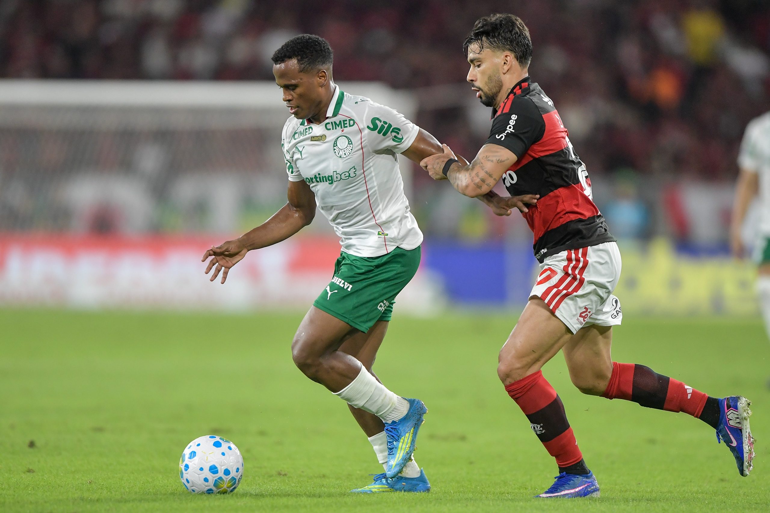 Jorge Carrascal e Lucas Paquetá disputam bola em jogo entre Flamengo e Palmeiras