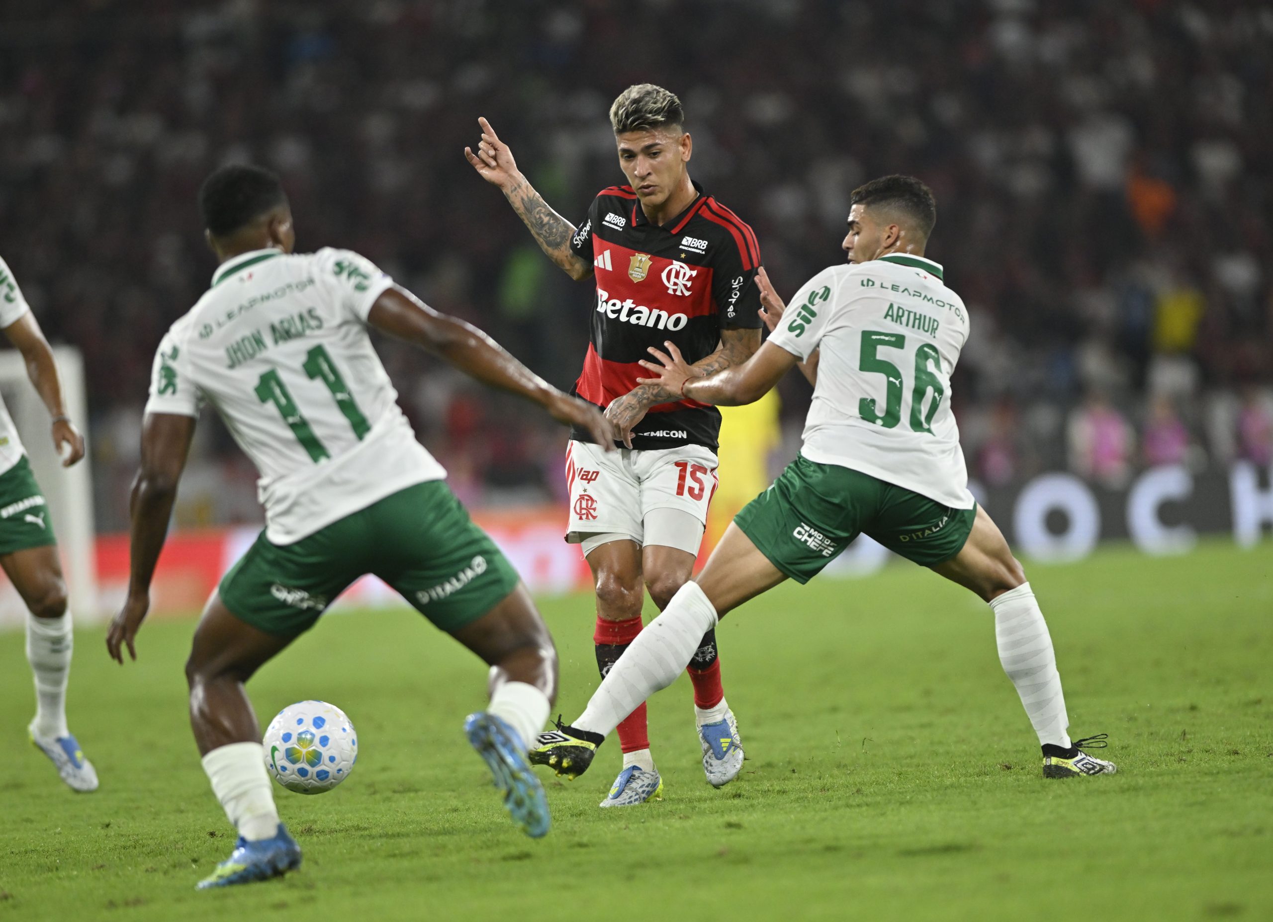 Flaco López disputa bola com Maripán em partida entre Palmeiras e Internacional