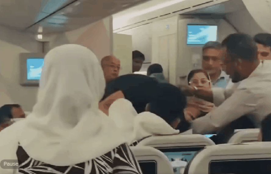 Dois passageiros discutem dentro de avião durante voo