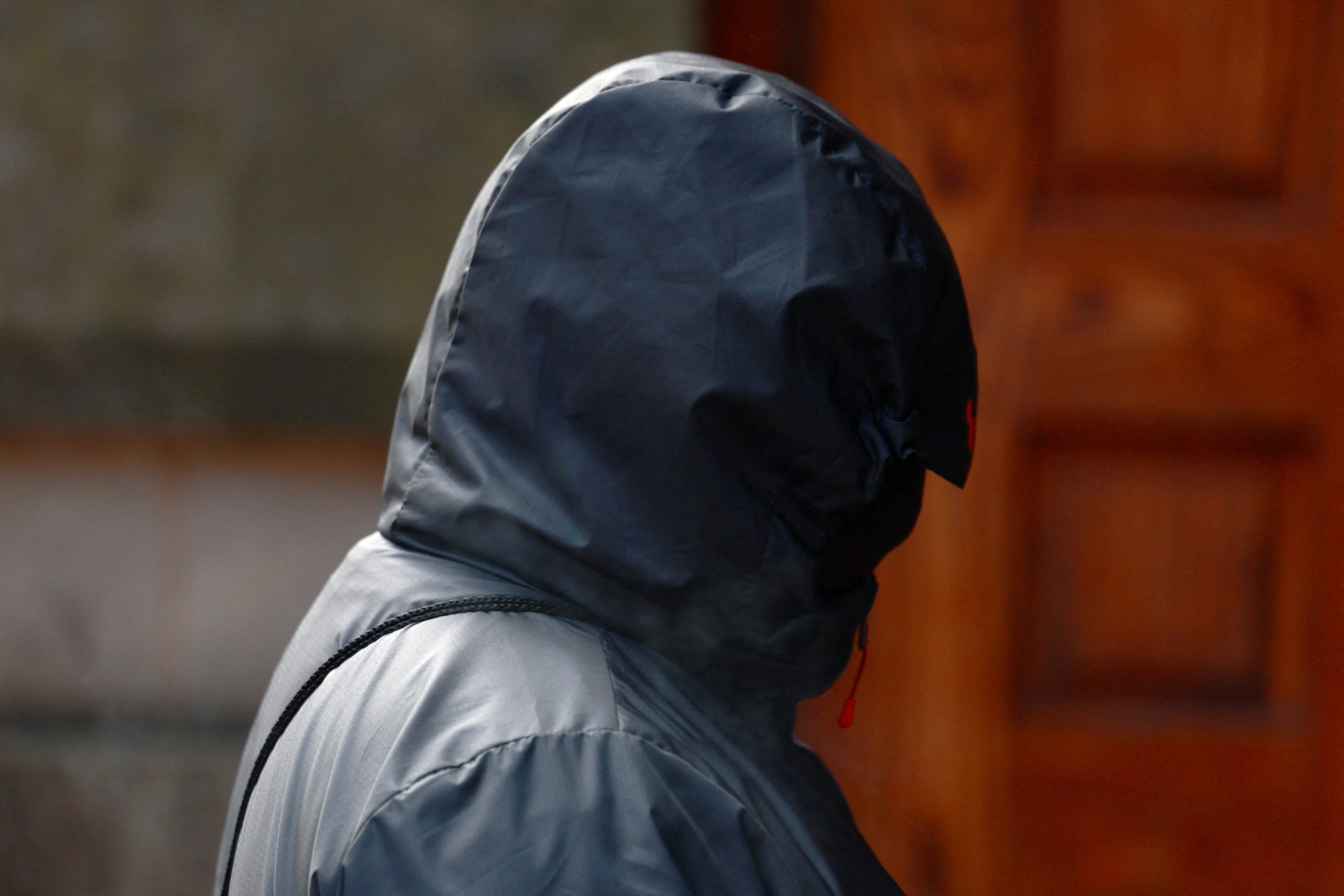 Homem acusado chega ao Tribunal da Coroa de Minshull Street, em Manchester