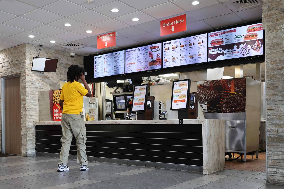 Restaurante do Burger King com balcão e cardápios digitais