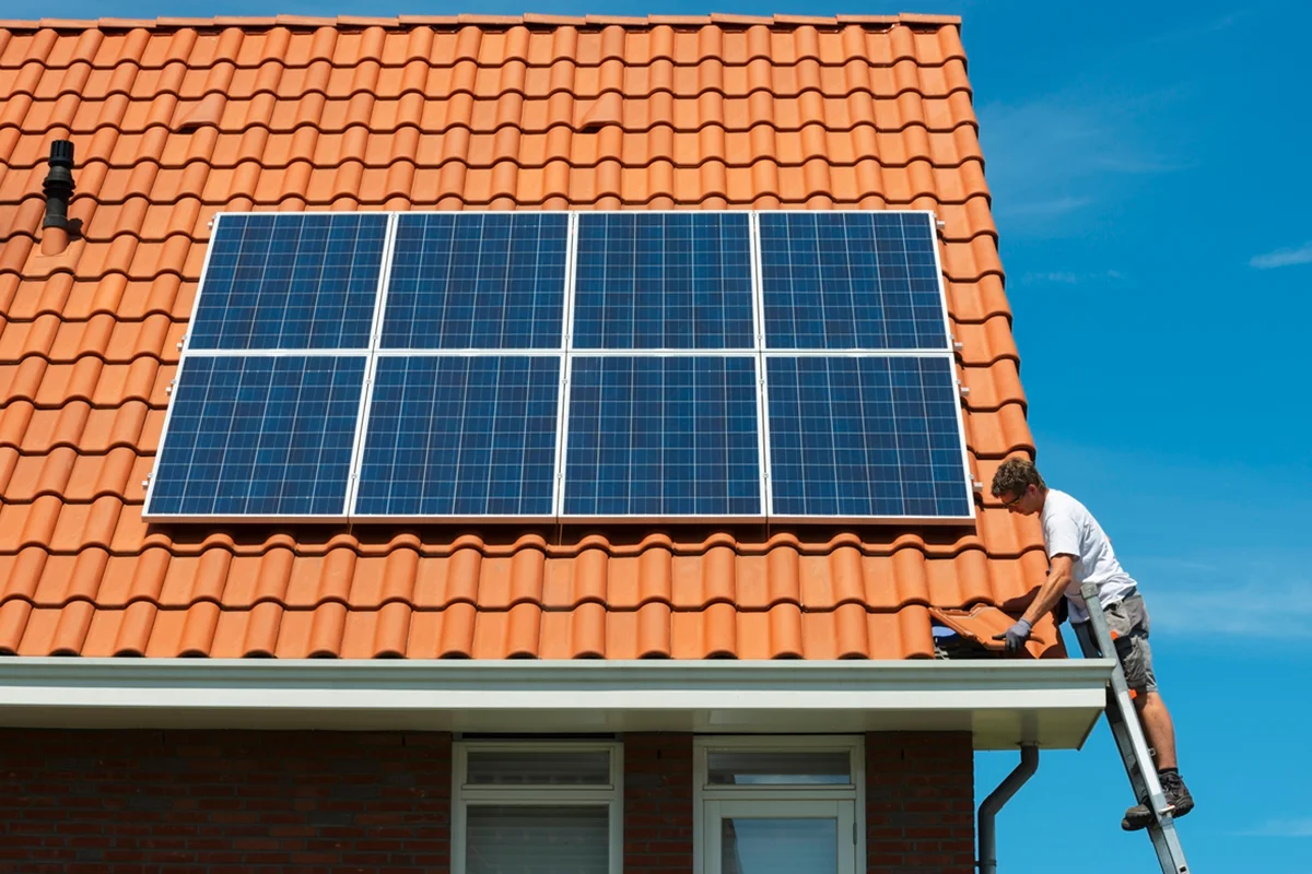 Painéis solares instalados em telhado