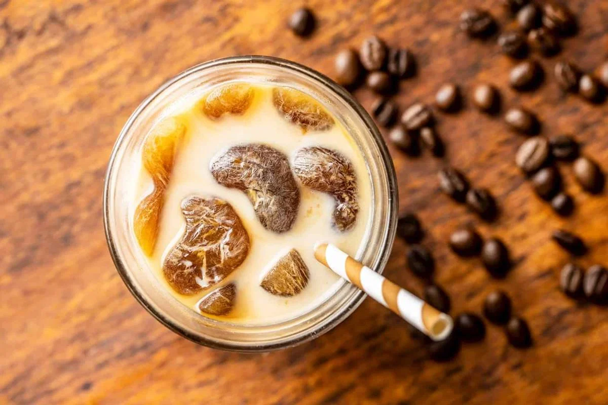 Copo de café gelado com gelo e canudo
