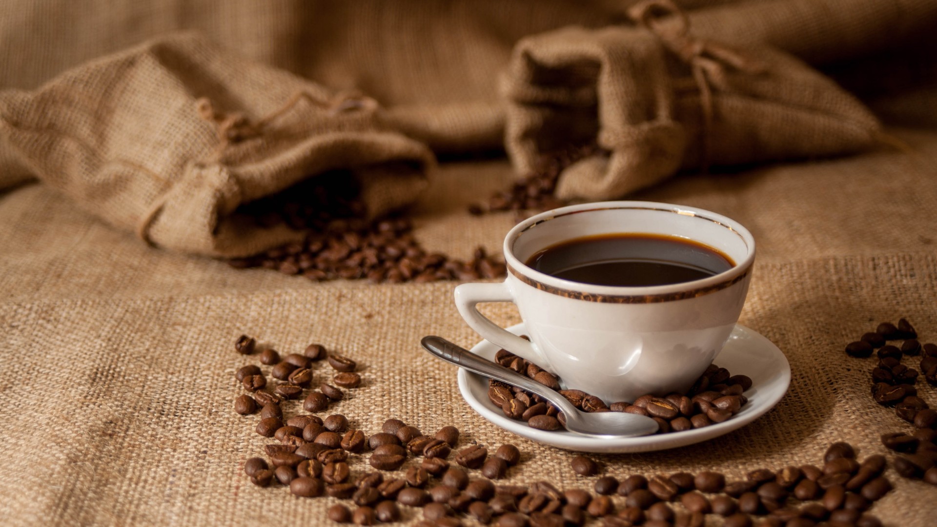 Xícara de café com grãos de café