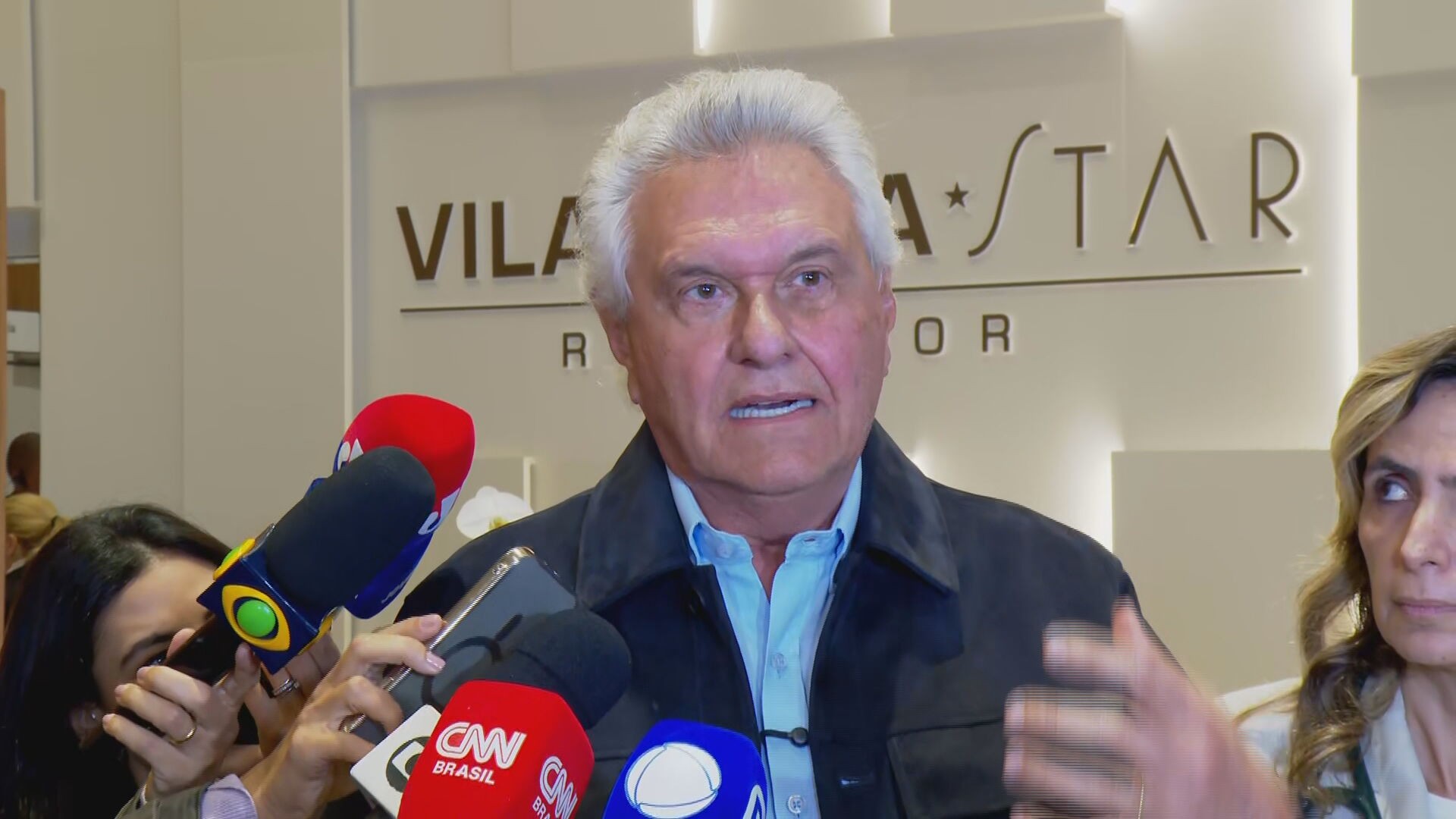 Ronaldo Caiado deixa o Hospital Vila Nova Star