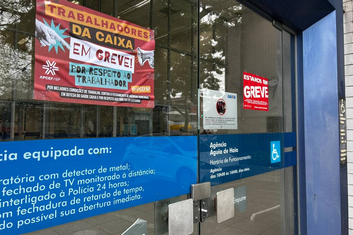 Cartazes de greve em porta de agência da Caixa Econômica Federal