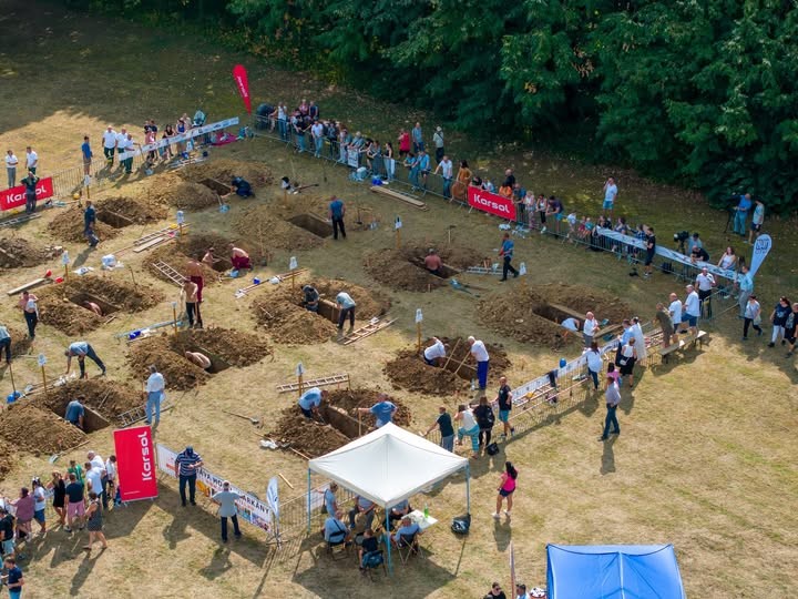 Coveiros cavam covas durante competição na Hungria