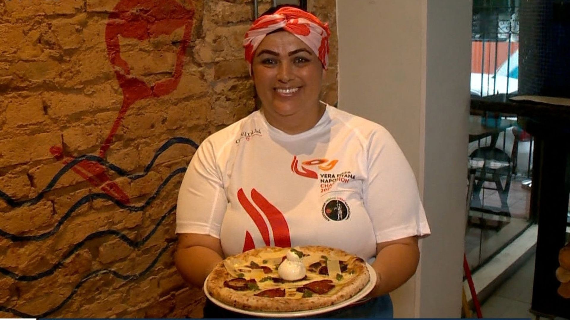 Carla Dall'Orto Carvalho com prêmio de competição de pizza