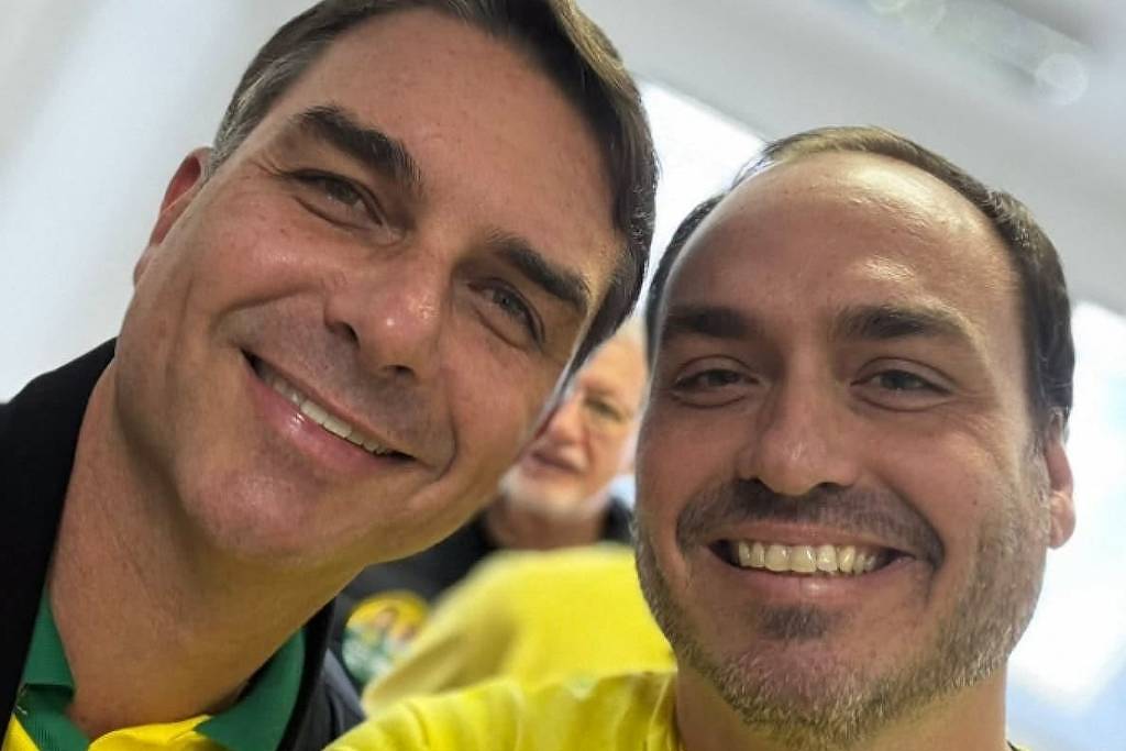 Flávio Bolsonaro e Carlos Bolsonaro durante agenda de campanha em Joinville