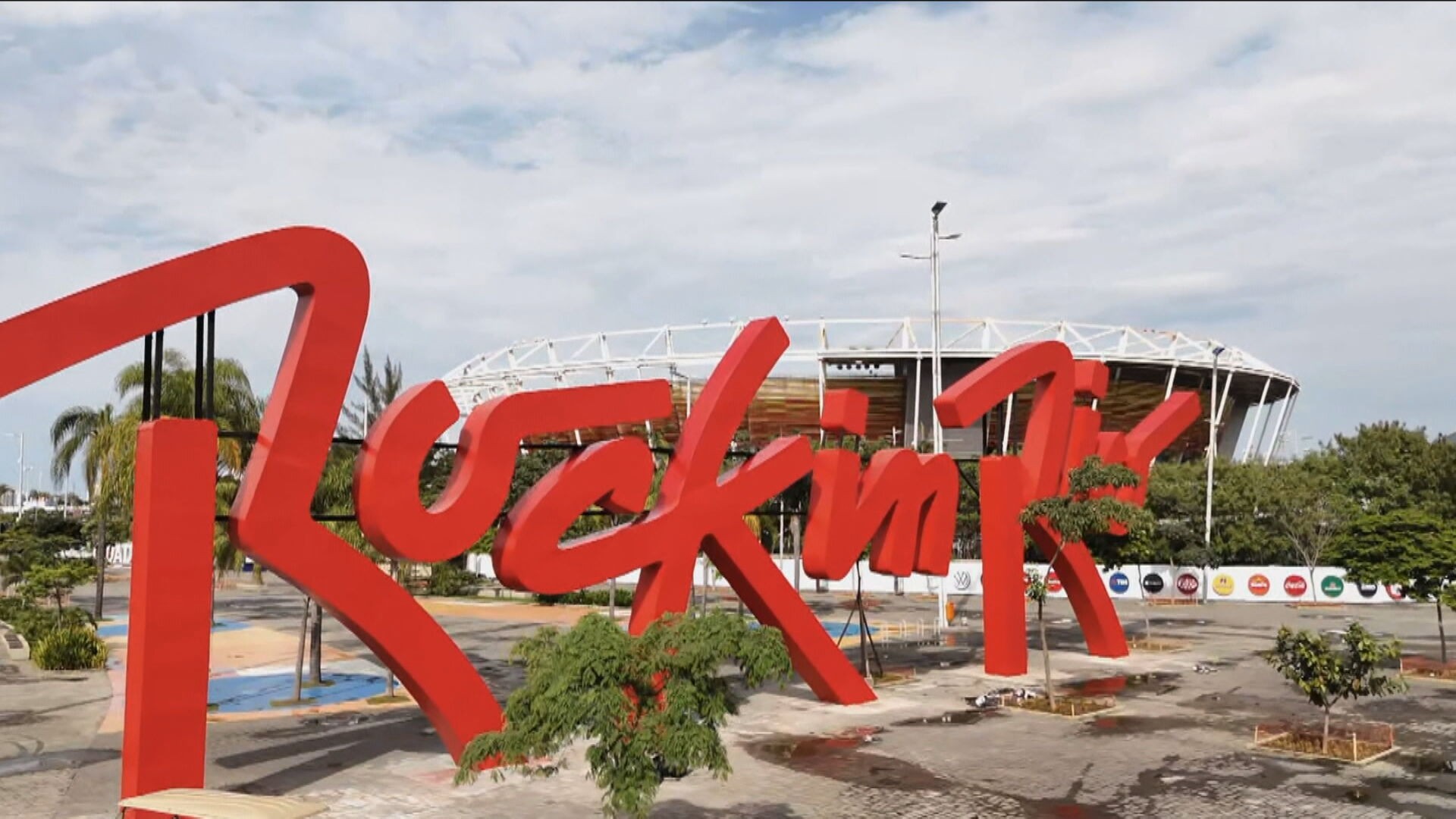 Público chega ao Rock in Rio sob chuva