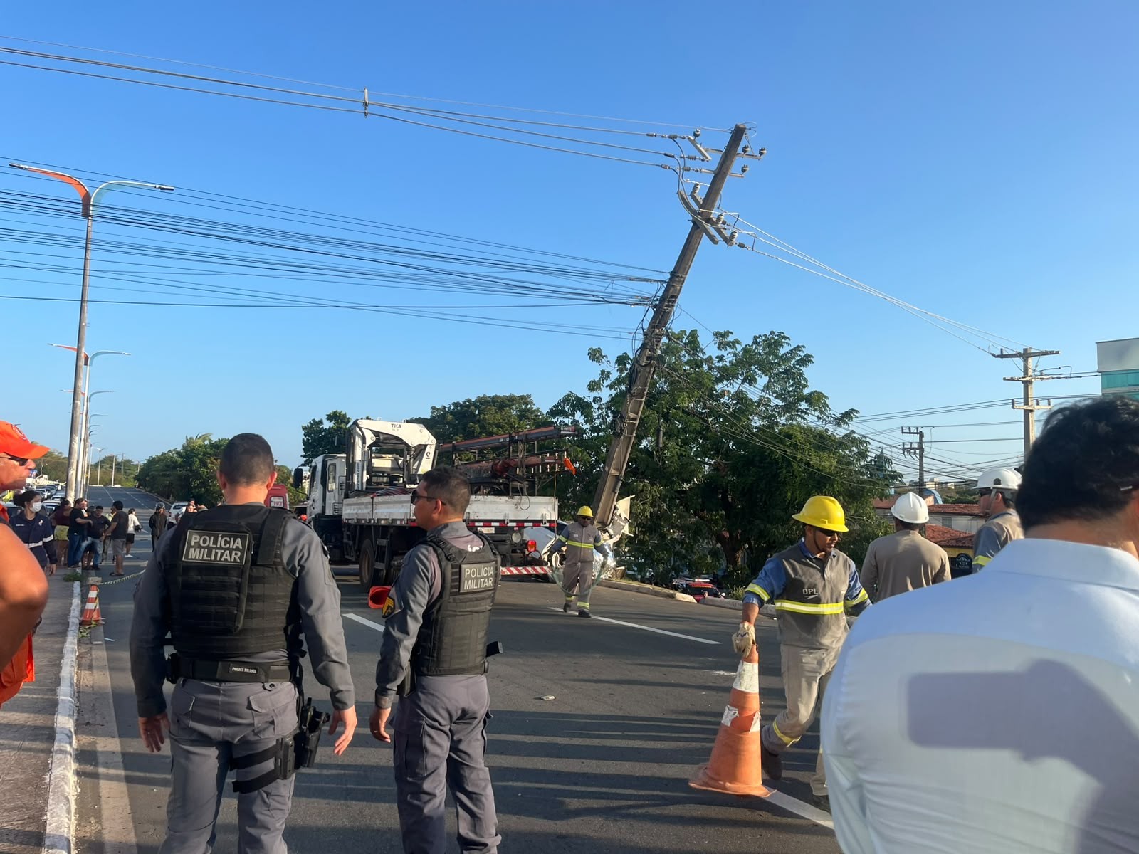 Poste danificado após colisão de carro no Cohafuma, em São Luís